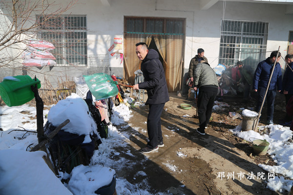 鄧州法院:雪後走訪慰問貧困戶 - 鄧州市人民法院網